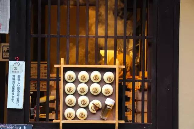 红叶堪比京都，温泉不输北海道的赏枫地，11-12月往返机票￥800+，不用担心人潮说走就走