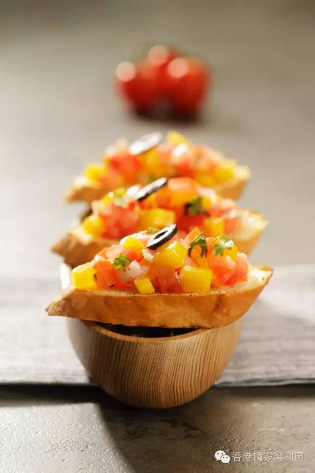 满记甜品在香港新开的旗舰店里卖起了意粉、披萨和烤玉米