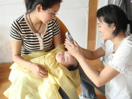 简单易操作帮孩子理发,自己在家给孩子理发技巧视频