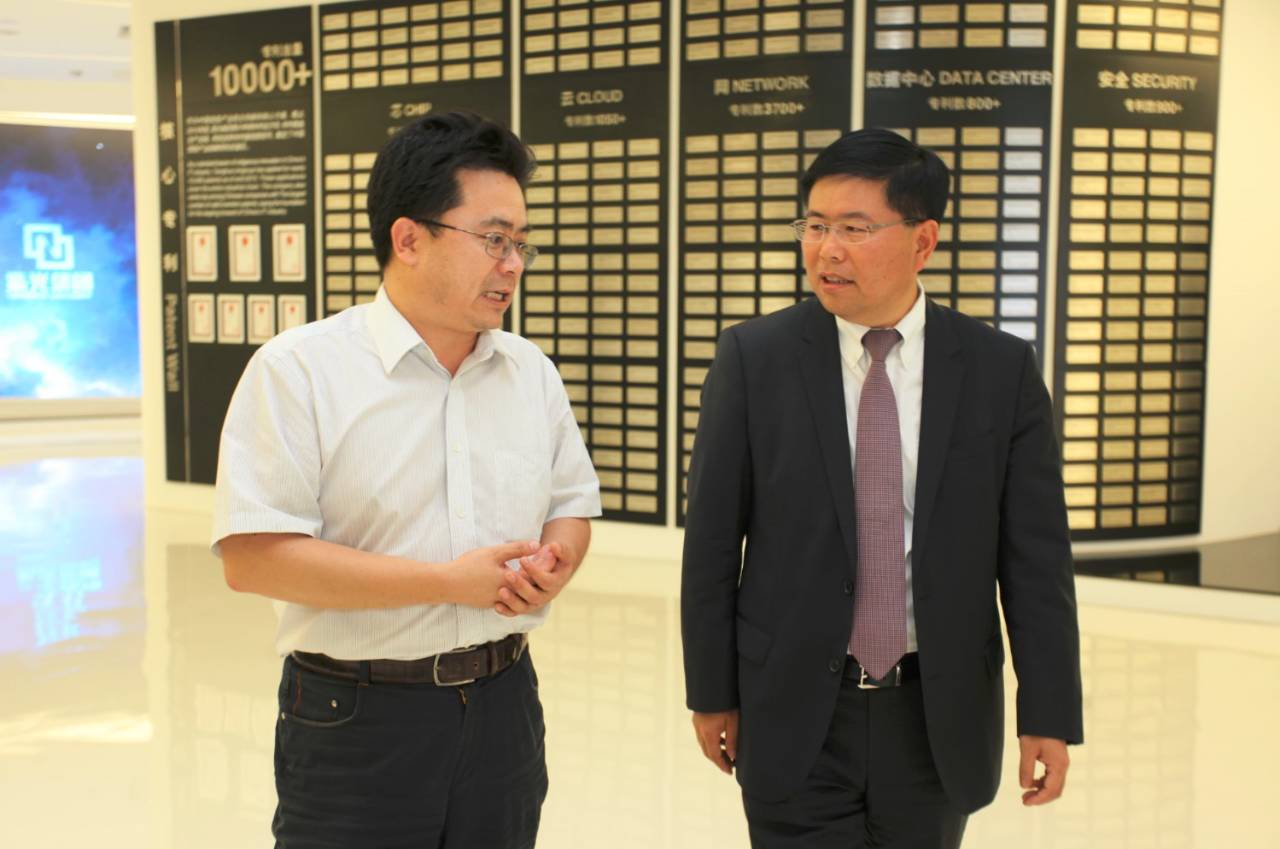 鏂板崕涓夐粍鏅鸿緣,鏂板崕涓夐泦鍥㈤粍鏅鸿緣