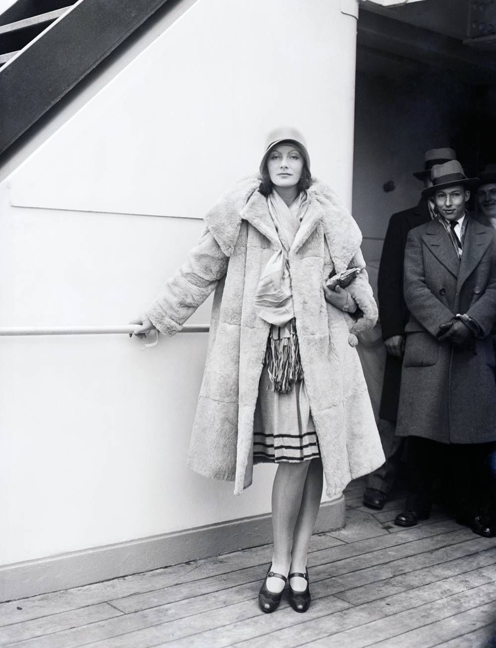 励志大戏|有个穷人家的孩子,辍学做鞋匠创建了时尚王国