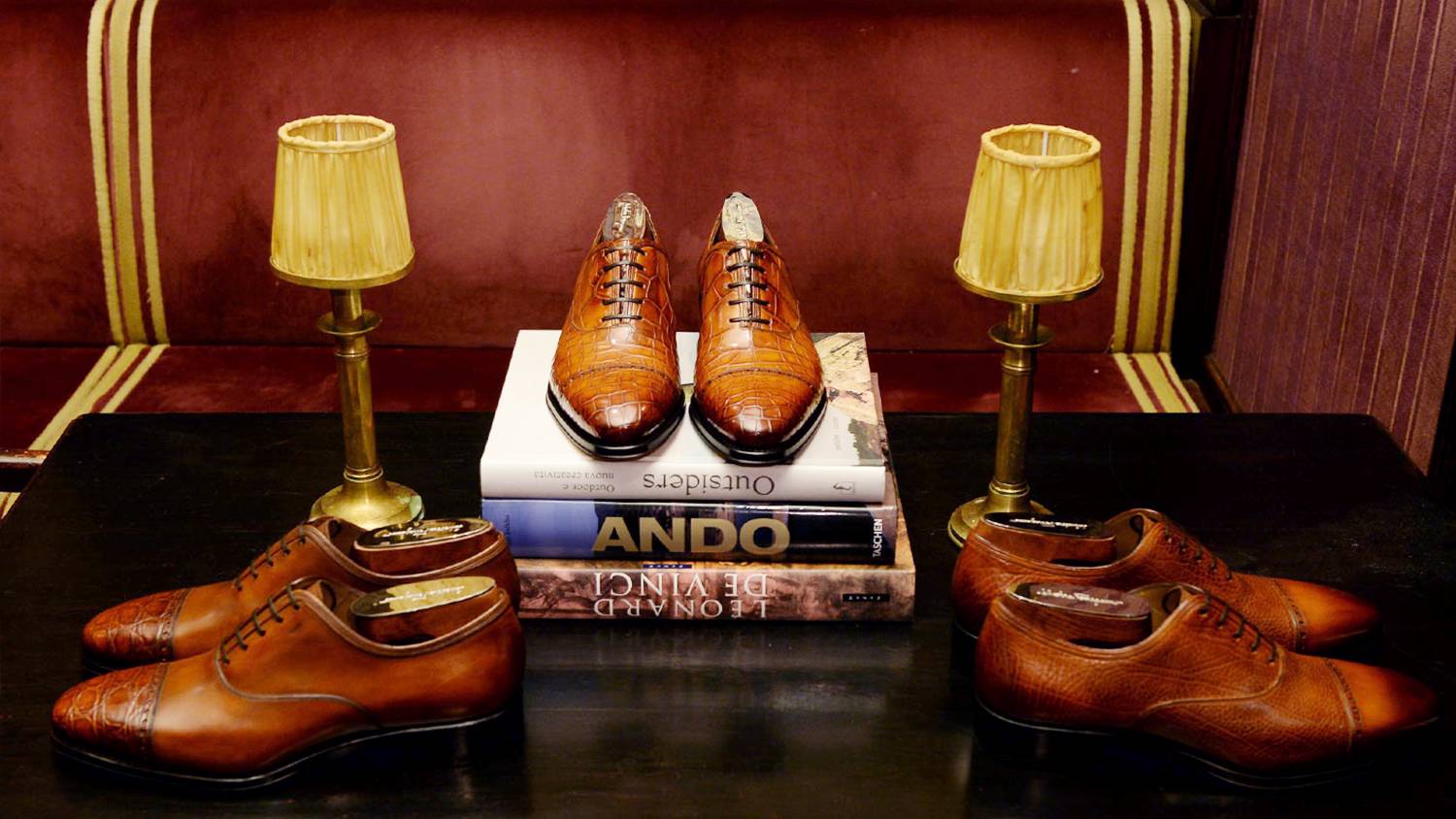 励志大戏|有个穷人家的孩子,辍学做鞋匠创建了时尚王国