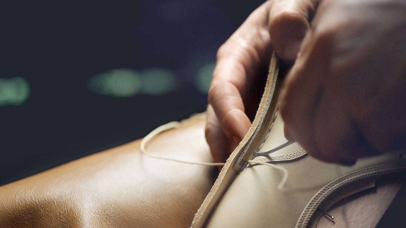 励志大戏|有个穷人家的孩子,辍学做鞋匠创建了时尚王国