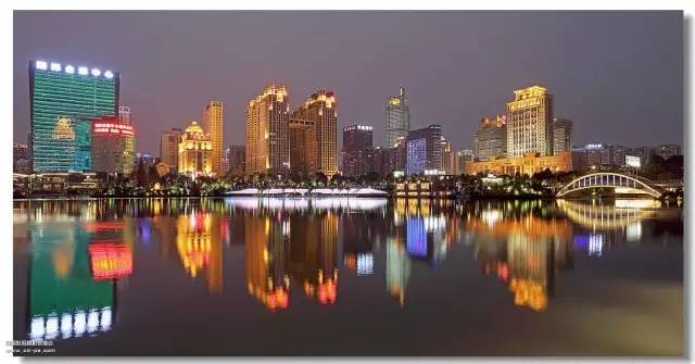 酒已点好,今晚在民歌湖酒吧街三位美艳的930主播与你有约!