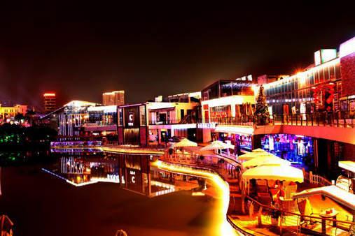 酒已点好，今晚在民歌湖酒吧街三位美艳的930主播与你有约！