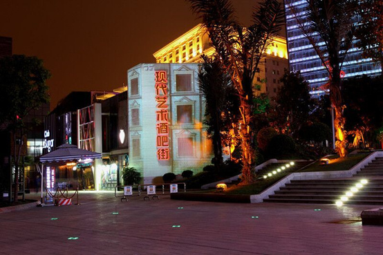 酒已点好,今晚在民歌湖酒吧街三位美艳的930主播与你有约!