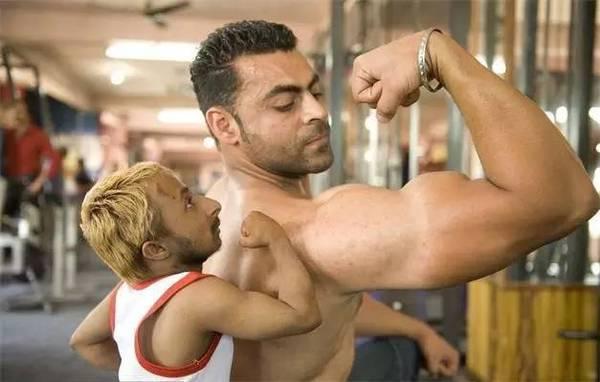 世界上最强壮的健美运动先生,世上最小健美先生