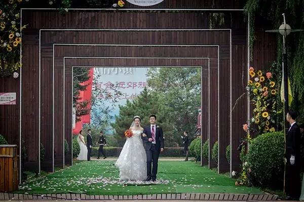 昨日一场独一无二的婚礼温暖了整个“国际庄”