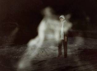 照片上有鬼影怎么回事,照片上的鬼影是什么