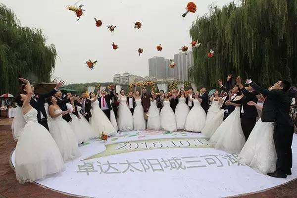 昨日一场独一无二的婚礼温暖了整个“国际庄”