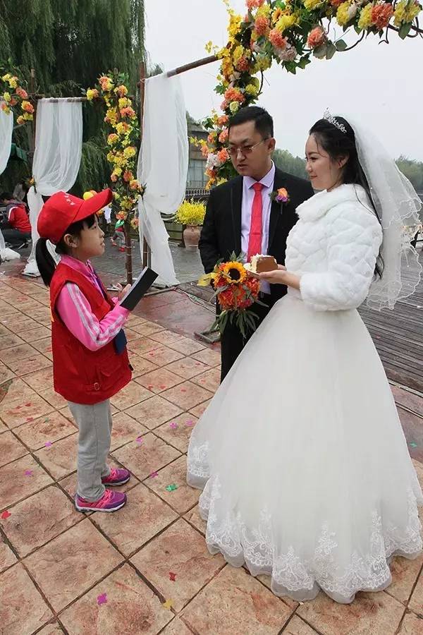 昨日一场独一无二的婚礼温暖了整个“国际庄”