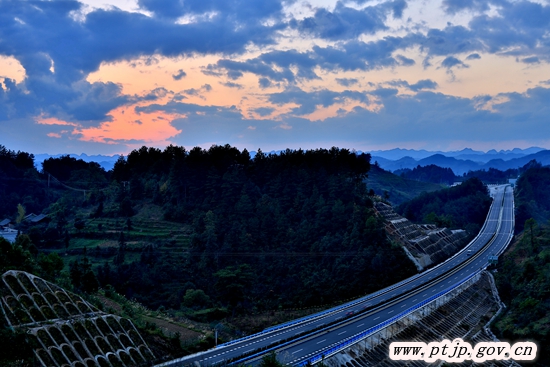 平塘镇四好公路建设情况,平塘县北环大道建设快速进行