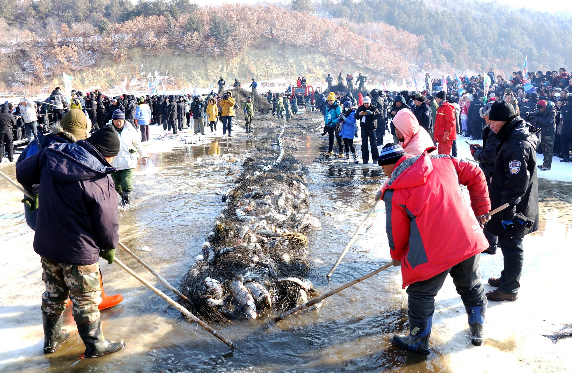 华夏丨踏雪捕鱼架铁锅,镜泊跃美