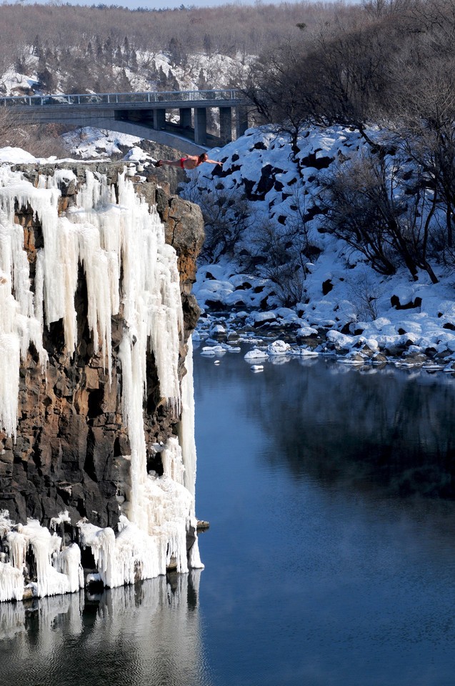 华夏丨踏雪捕鱼架铁锅,镜泊跃美