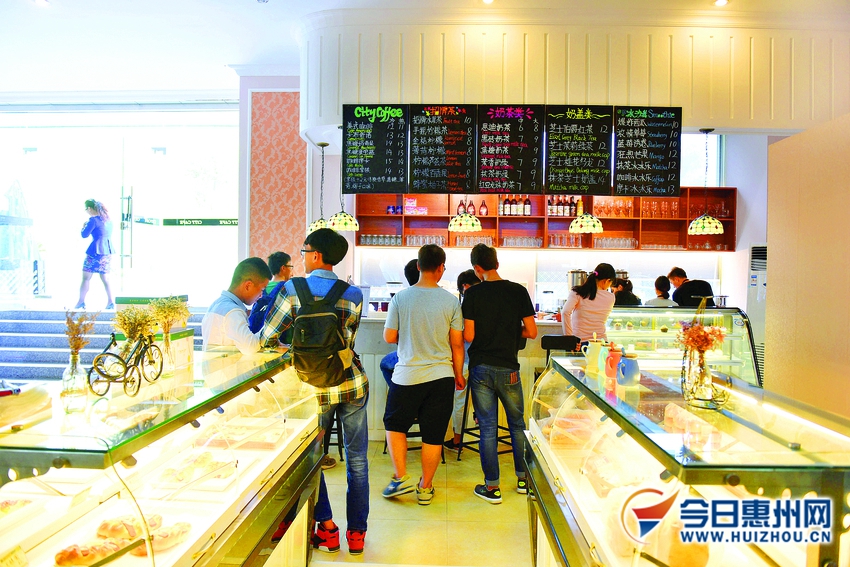 “匠心·城造”创意创新创业展学生摆摊秀产品