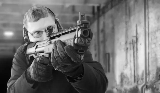 战术美学｜《疾速追杀》的“枪械世界”