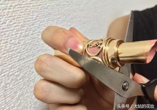 快用完的口红不要扔,口红要用完了不要慌