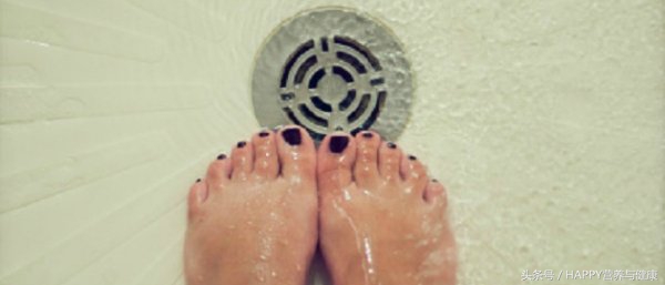 洗澡的时候尿尿是臭毛病吗,洗澡的时候尿尿对身体好吗