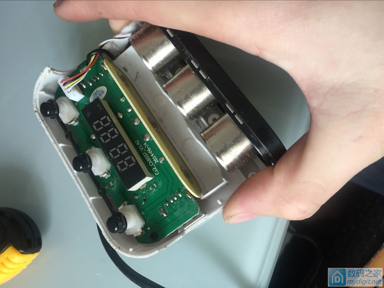 先科车充拆解,先科车载一拖三充电器维修