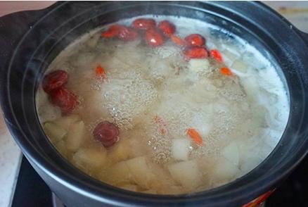 感冒嗓子疼喝点冰糖银耳雪梨羹润燥又养颜呦