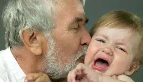 传疯了！只因家人一个习惯性的动作，1岁宝宝从头到脚染满病毒！