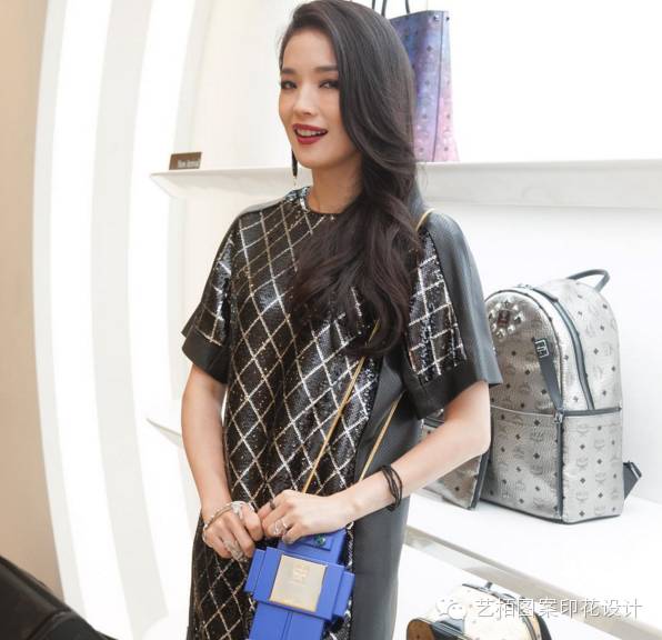 mcm铆钉链条包的铆钉是什么材质的,mcm粉色牛皮包