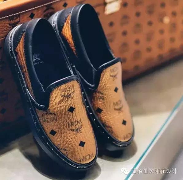 mcm铆钉链条包的铆钉是什么材质的,mcm粉色牛皮包