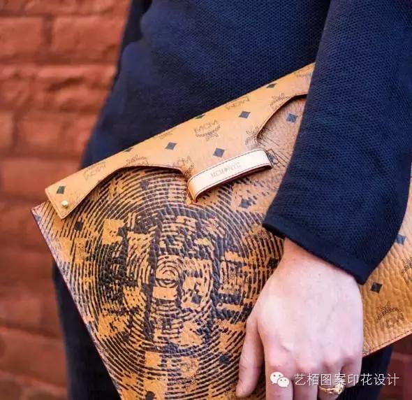 mcm铆钉链条包的铆钉是什么材质的,mcm粉色牛皮包