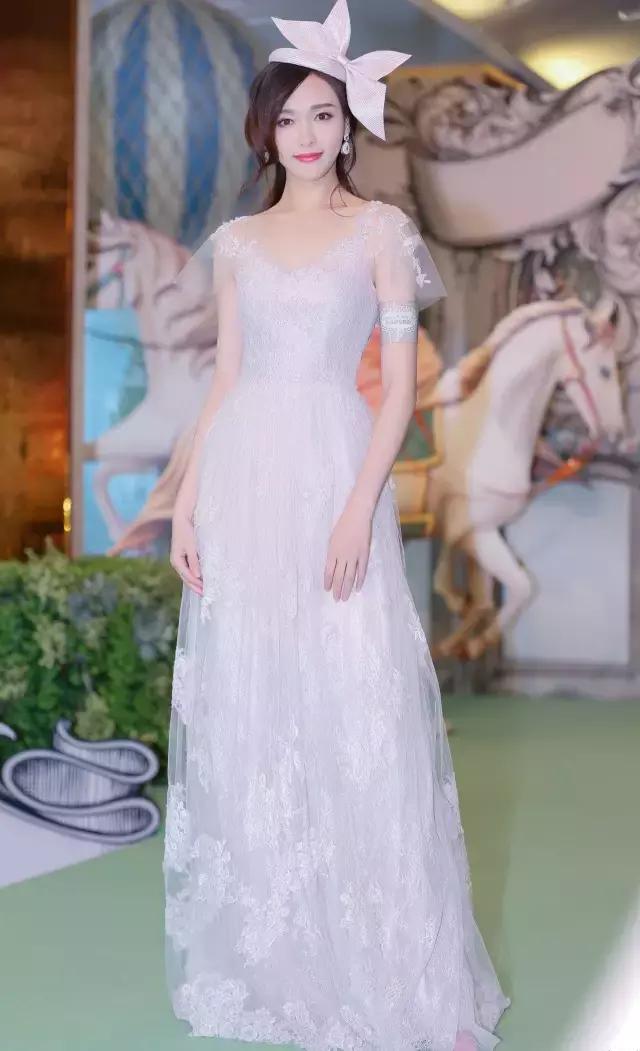 唐嫣粉色裙打扮甜度满分,唐嫣粉红色西装造型