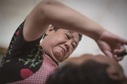 剃头匠“胖嬷嬷”带着老手艺坚持45年!