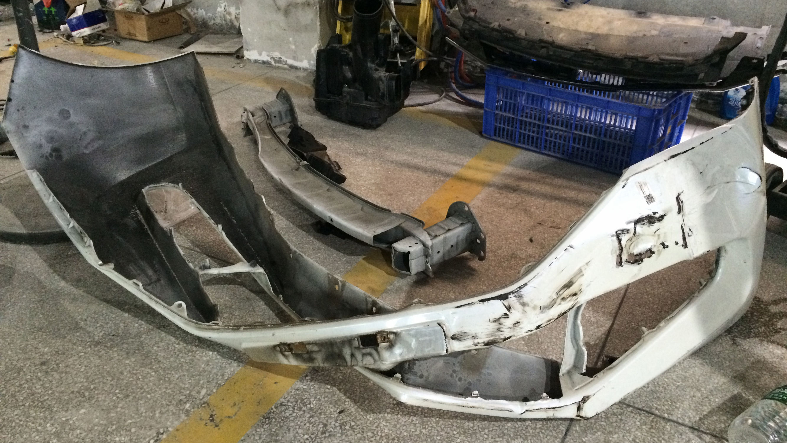 9.5代雅阁事故车修复,雅阁9代半事故现场