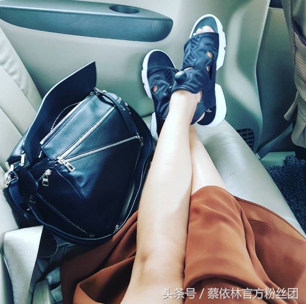 蔡依林红色丝绒运动鞋,蔡依林潮鞋