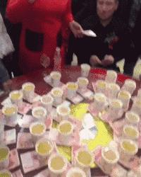 妹子你知道吗？衣服破了个口子，快点回去补补吧！