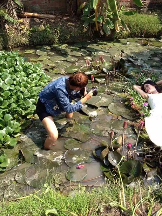 婚纱照俏皮可爱拍照姿势,摄影师给别人拍照的姿势