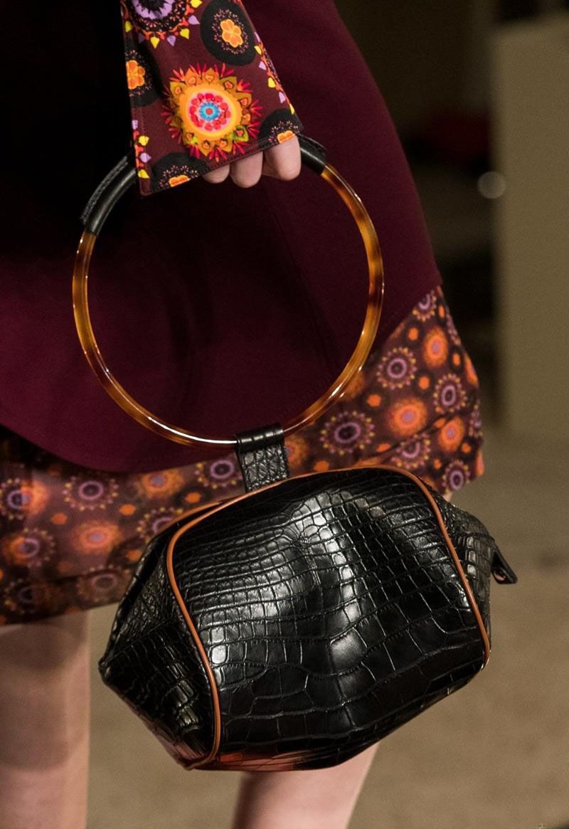 现在流行的包包小众,这款包包适合什么年龄段的人用