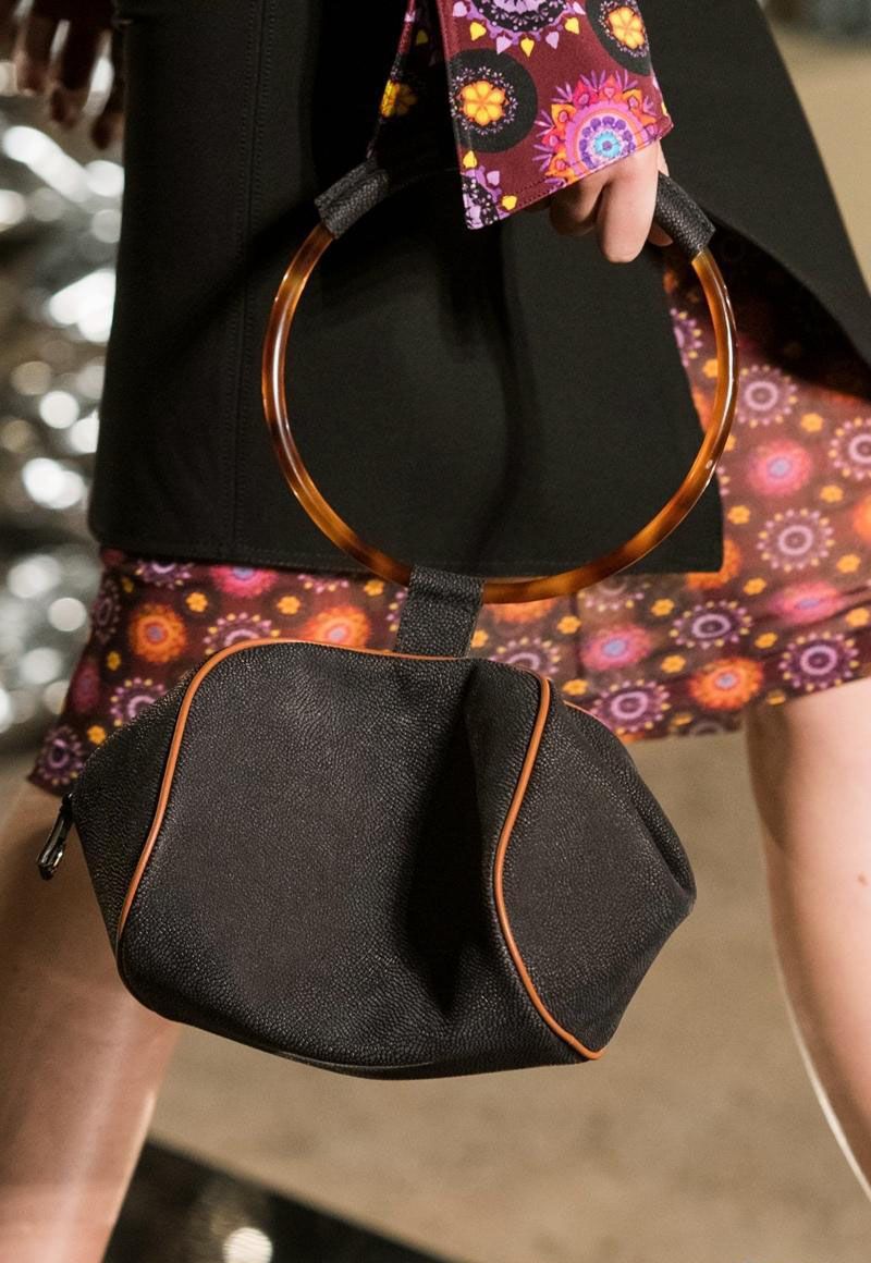 现在流行的包包小众,这款包包适合什么年龄段的人用