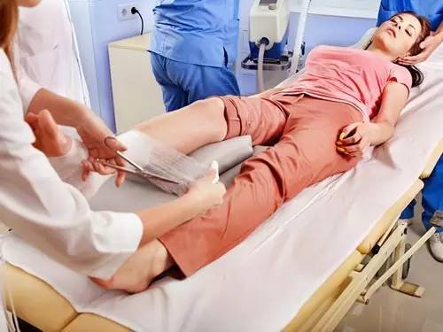 脚扭伤用酒精点着火揉可以吗,脚扭伤了擦药酒是揉还是不揉