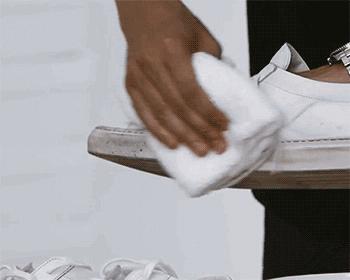 你的小白鞋脏了是怎么洗白的,小白鞋臭的小妙招不用小苏打