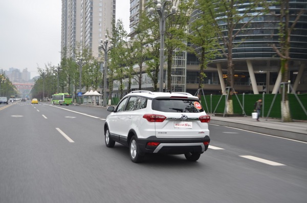 个大味儿还好试驾北汽幻速S3L