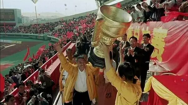 少林足球吴孟达说周星驰没有球鞋,周星驰和吴孟达功夫足球片段