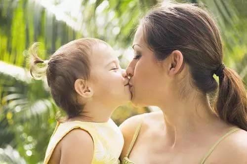 传疯了！只因家人一个习惯性的动作，1岁宝宝从头到脚染满病毒！