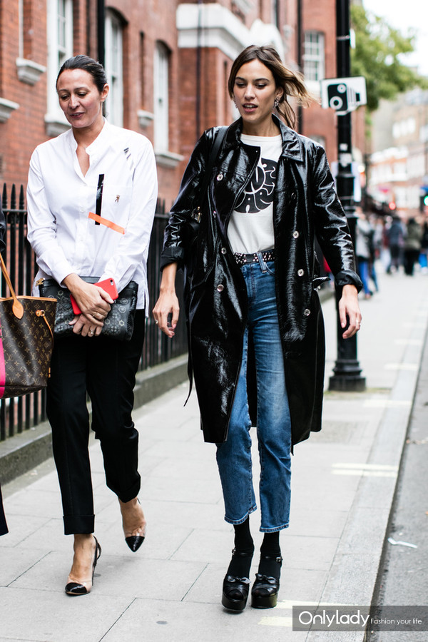 越穿越多的深秋怎么她们却看上去越来越瘦高？