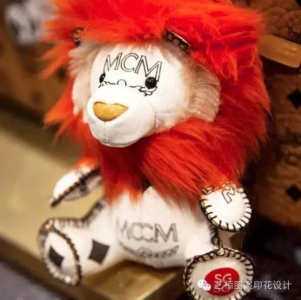 mcm铆钉链条包的铆钉是什么材质的,mcm粉色牛皮包