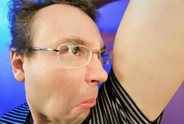 跑步出汗身上酸臭味能制止吗,跑步后背出汗身上凉什么原因