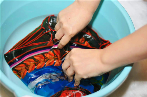 真丝丝巾的正确系法,真丝丝巾保养