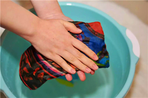 真丝丝巾的正确系法,真丝丝巾保养