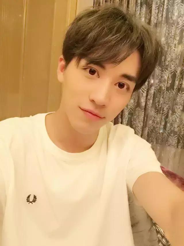 “躁动的荷尔蒙”演绎不羁英伦风