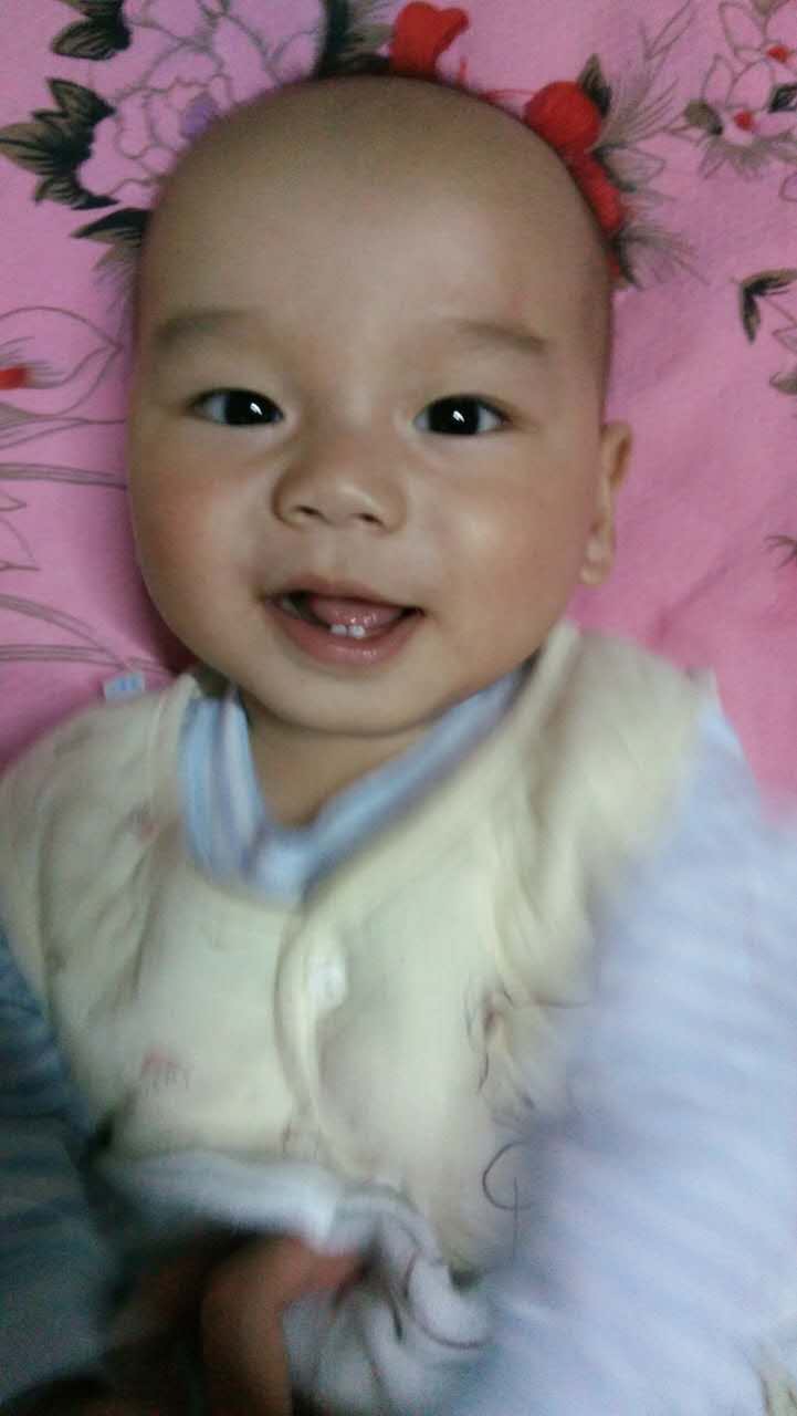 宝宝长牙齿哭闹怎么缓解,一岁半宝宝长乳牙哭闹怎么办