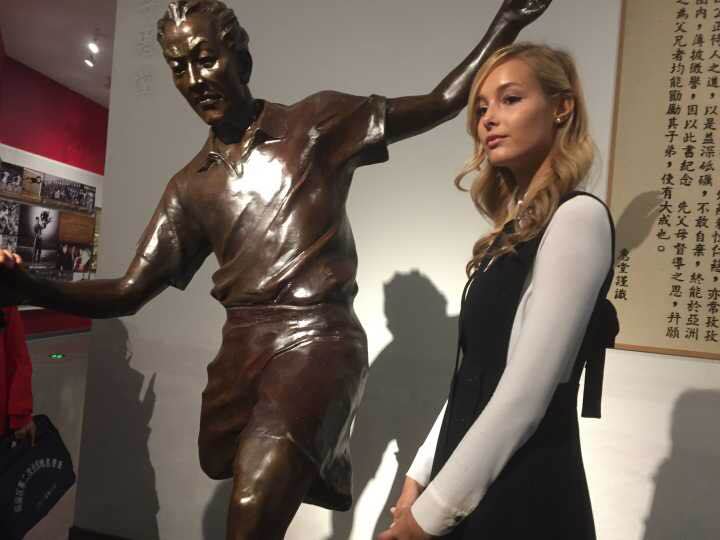 美艳！鲁能外援佩莱女友瓦尔加参观淄博足球博物馆！