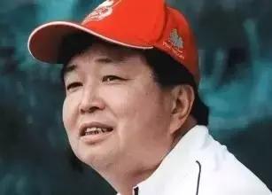 从*血卖**为生的穷小子到横跨政商两届的人物,你不认识他但一定..